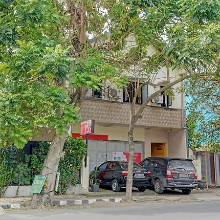 Oyo 90234 Dhoho Family Guest House Kediri  Buitenkant foto