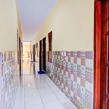 Oyo 90234 Dhoho Family Guest House Kediri  Buitenkant foto