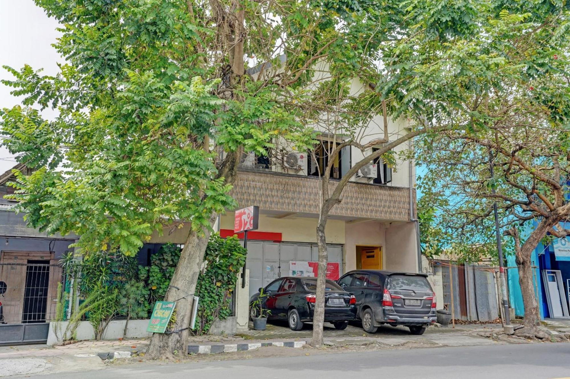 Oyo 90234 Dhoho Family Guest House Kediri  Buitenkant foto