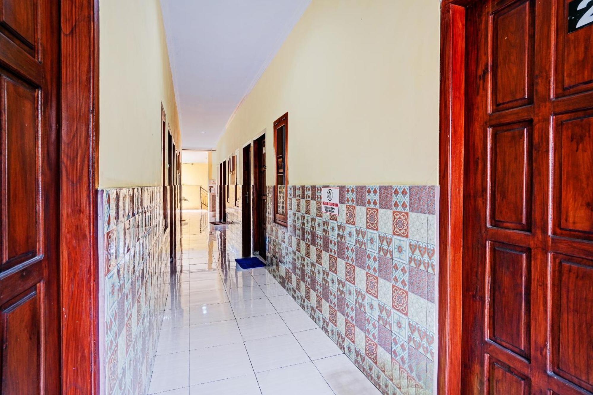 Oyo 90234 Dhoho Family Guest House Kediri  Buitenkant foto