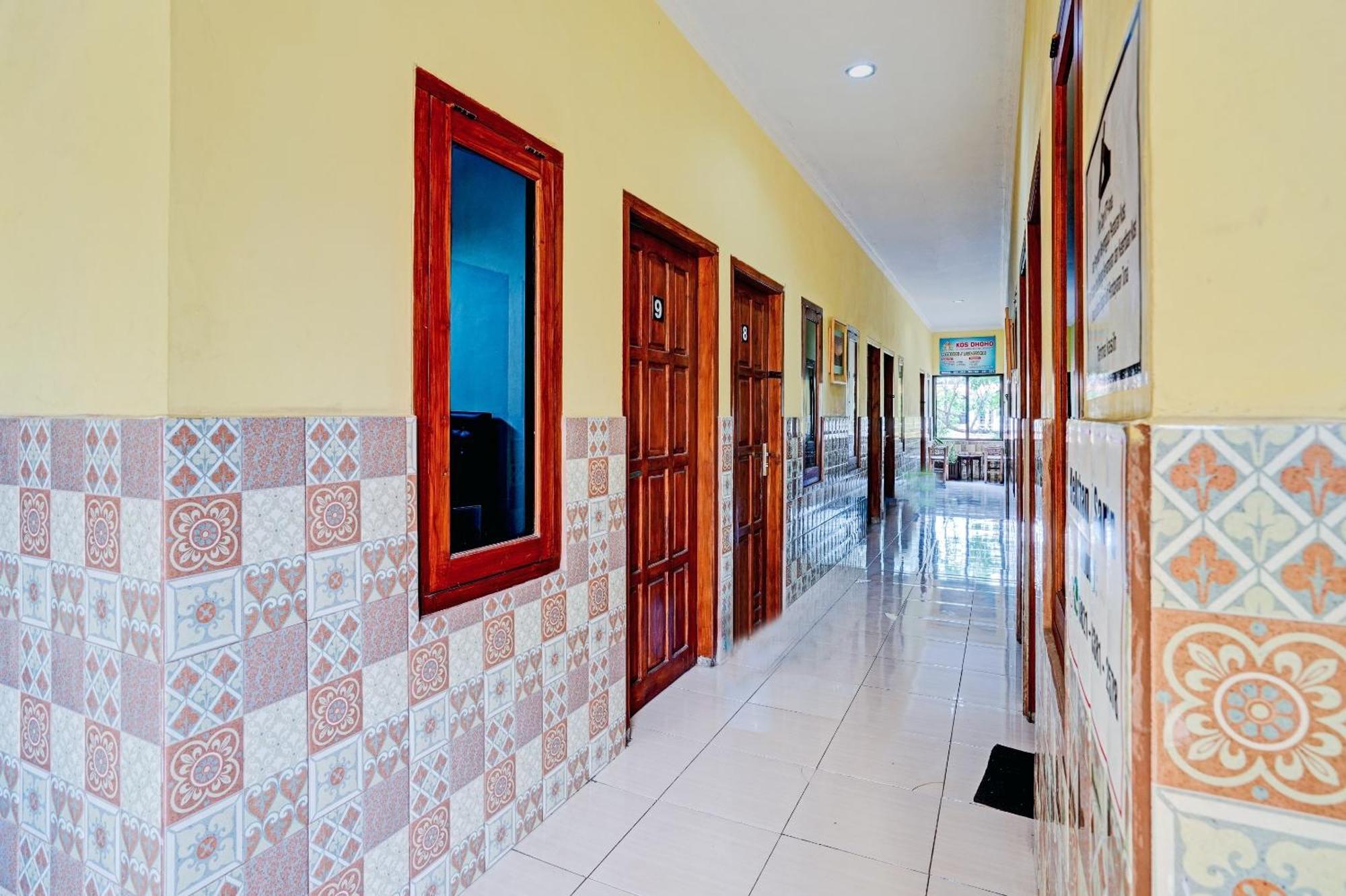Oyo 90234 Dhoho Family Guest House Kediri  Buitenkant foto
