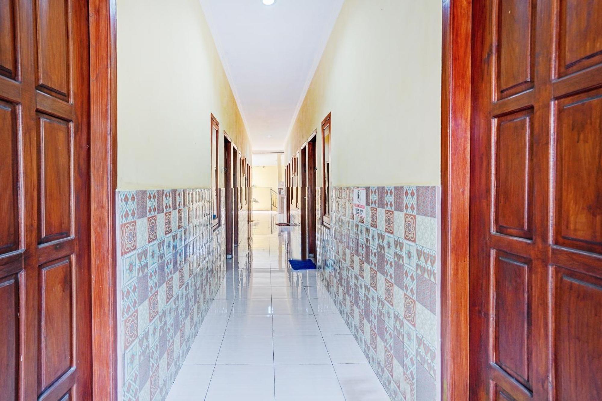 Oyo 90234 Dhoho Family Guest House Kediri  Buitenkant foto