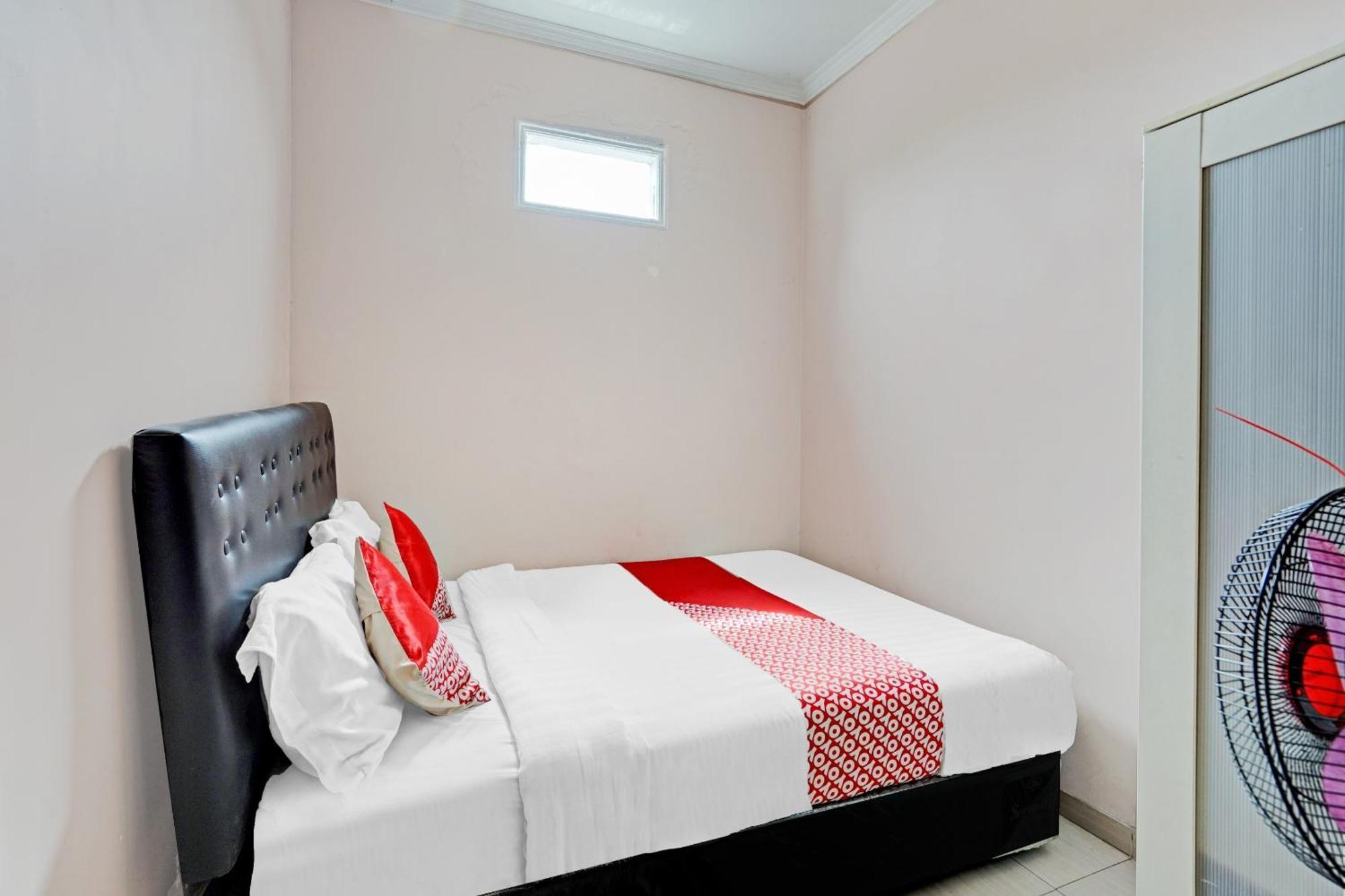 Oyo 90234 Dhoho Family Guest House Kediri  Buitenkant foto