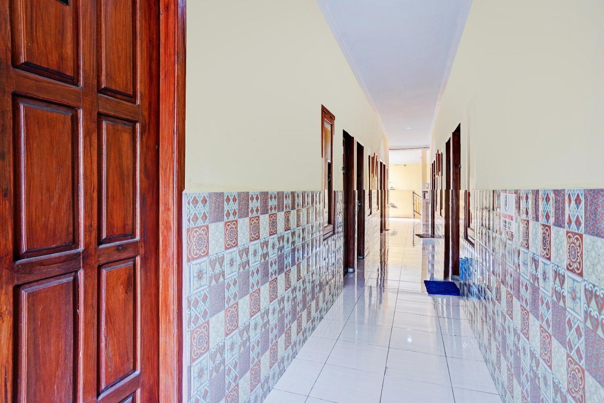 Oyo 90234 Dhoho Family Guest House Kediri  Buitenkant foto