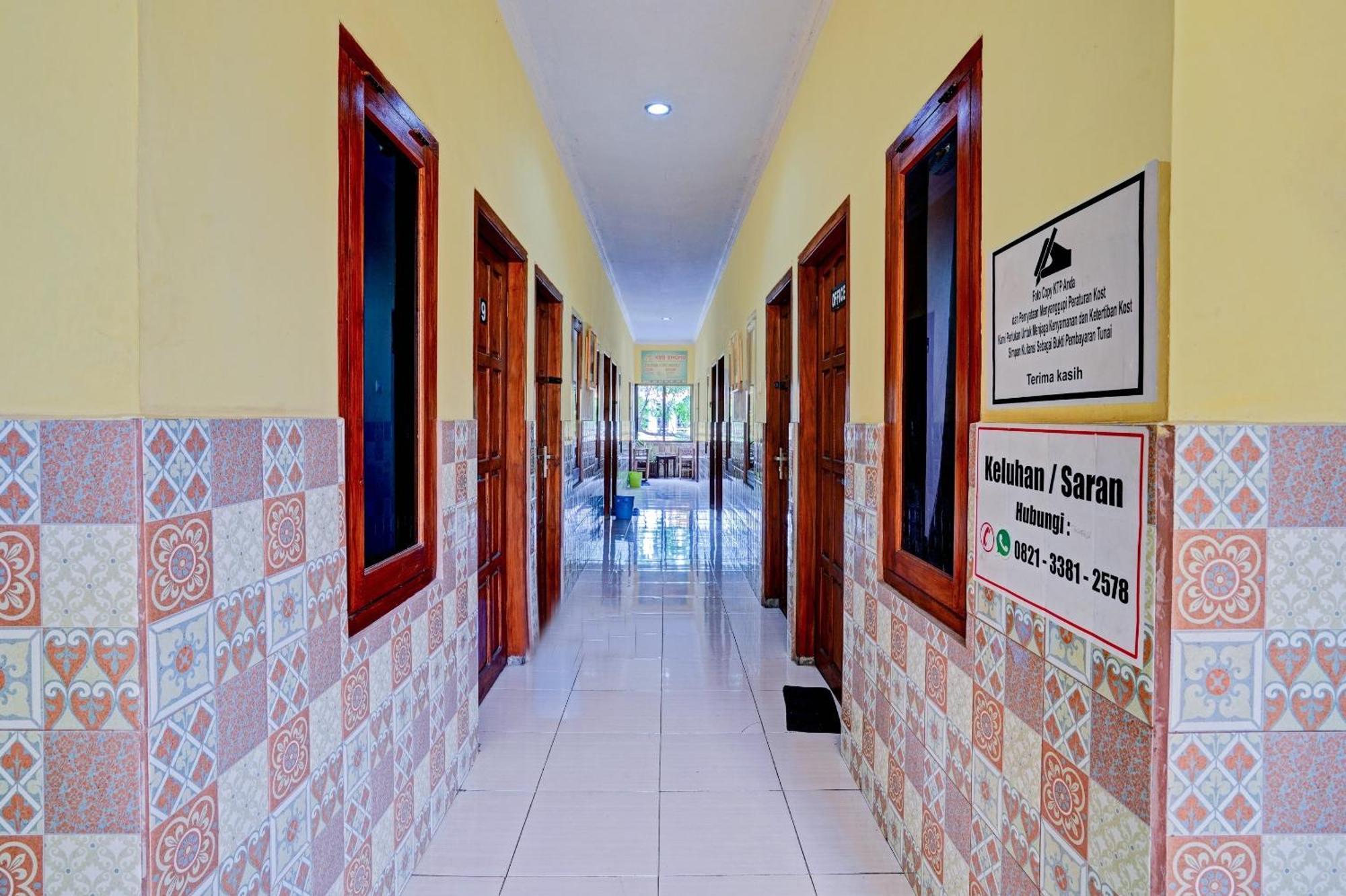 Oyo 90234 Dhoho Family Guest House Kediri  Buitenkant foto