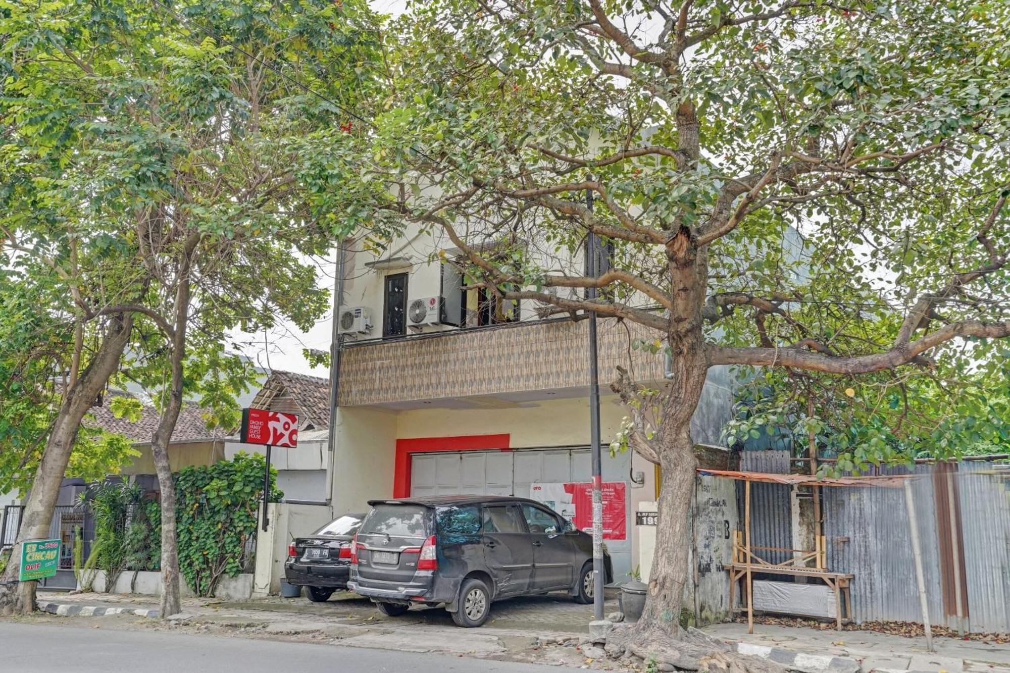 Oyo 90234 Dhoho Family Guest House Kediri  Buitenkant foto
